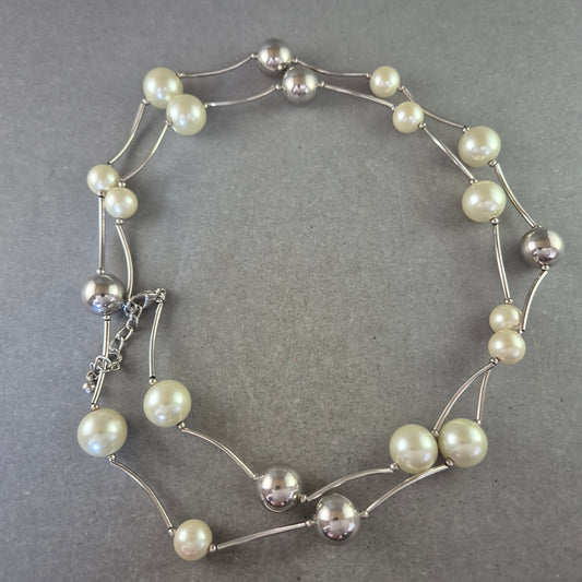 Moderne Perlen Halskette mit Silberkugeln – Stilvoll und zeitgemäß