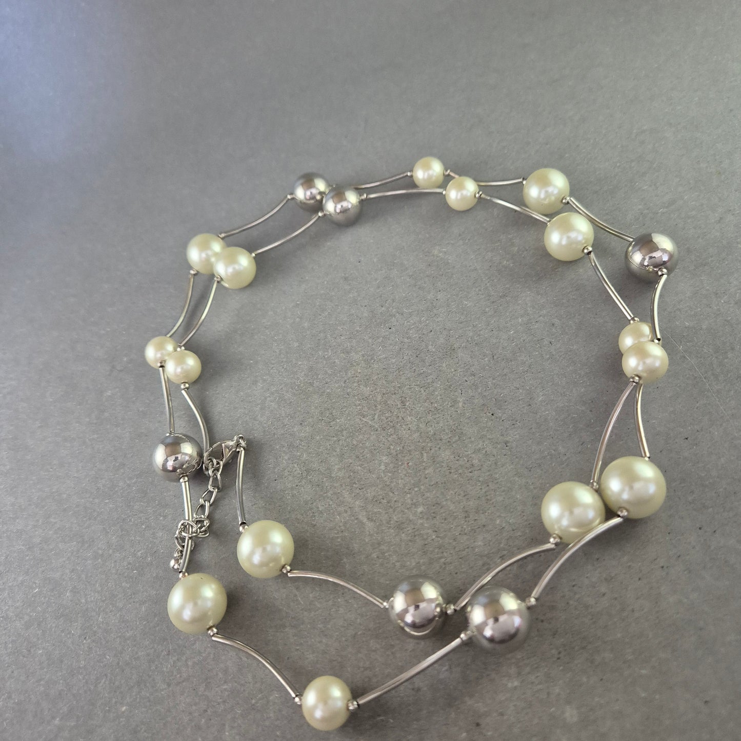 Moderne Perlen Halskette mit Silberkugeln – Stilvoll und zeitgemäß