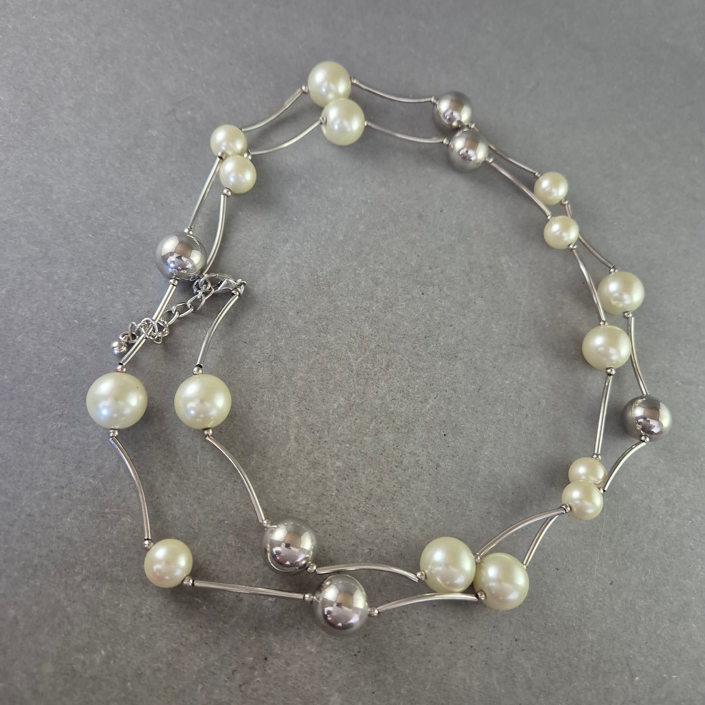 Moderne Perlen Halskette mit Silberkugeln – Stilvoll und zeitgemäß