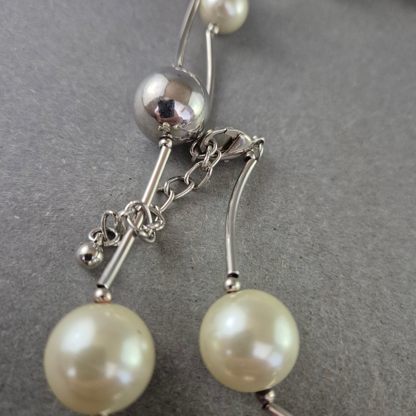 Moderne Perlen Halskette mit Silberkugeln – Stilvoll und zeitgemäß