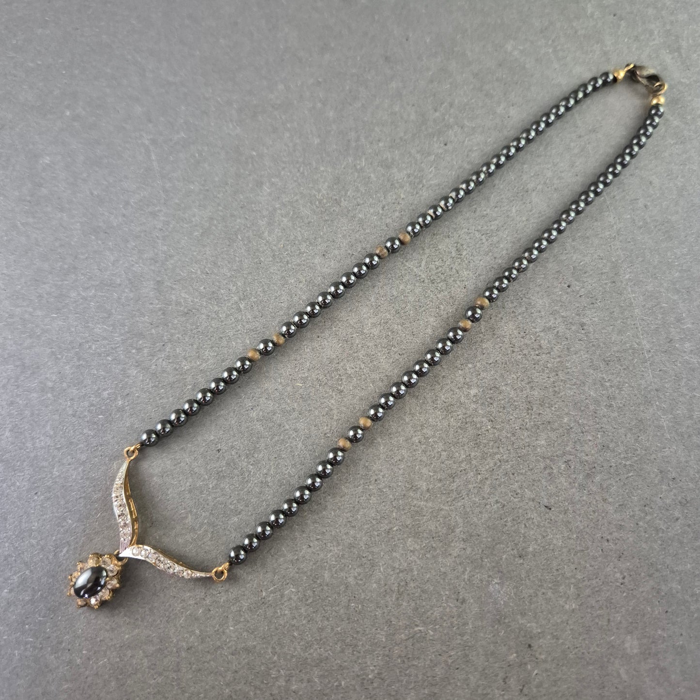 Elegante Hämatit Halskette mit Zirkonia-Anhänger – Goldakzente & Glanz