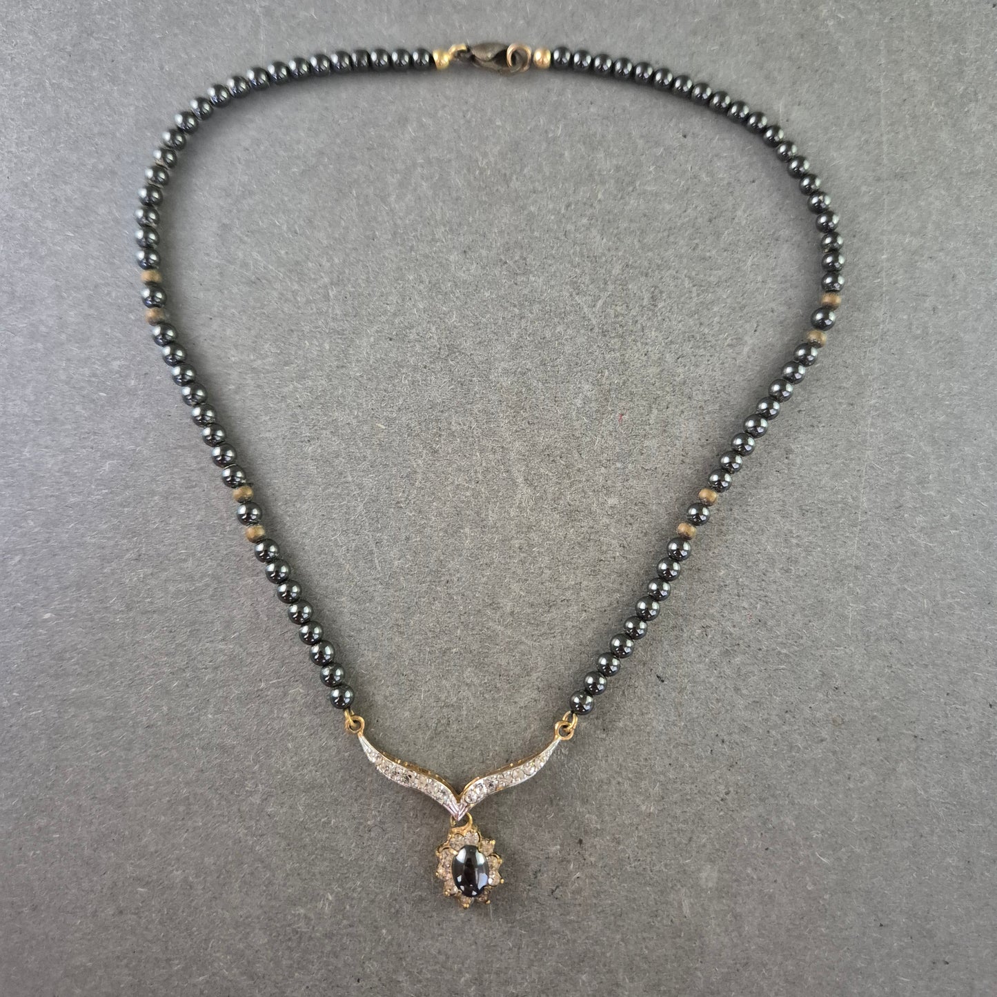 Elegante Hämatit Halskette mit Zirkonia-Anhänger – Goldakzente & Glanz