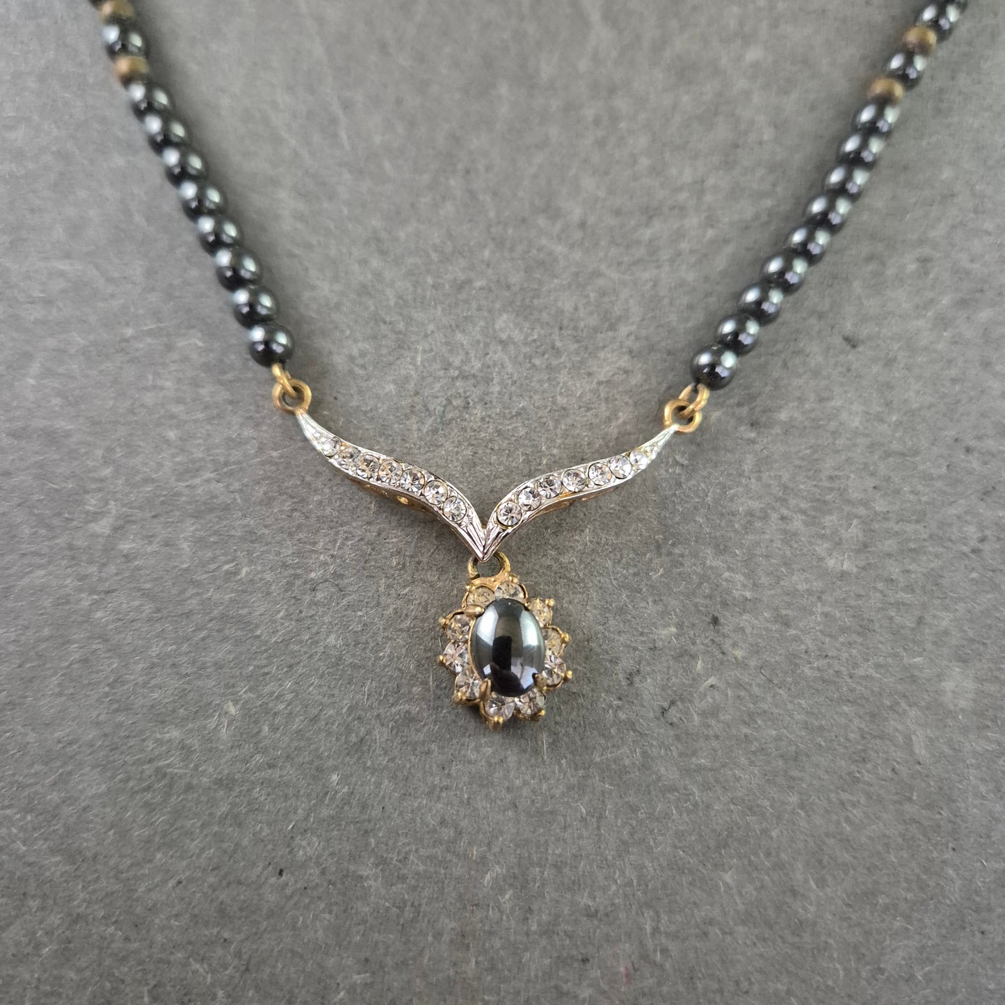Elegante Hämatit Halskette mit Zirkonia-Anhänger – Goldakzente & Glanz