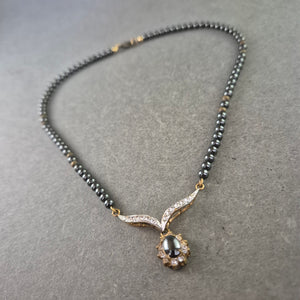 Elegante Hämatit Halskette mit Zirkonia-Anhänger – Goldakzente & Glanz