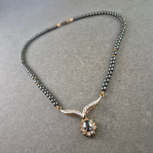 Elegante Hämatit Halskette mit Zirkonia-Anhänger – Goldakzente & Glanz