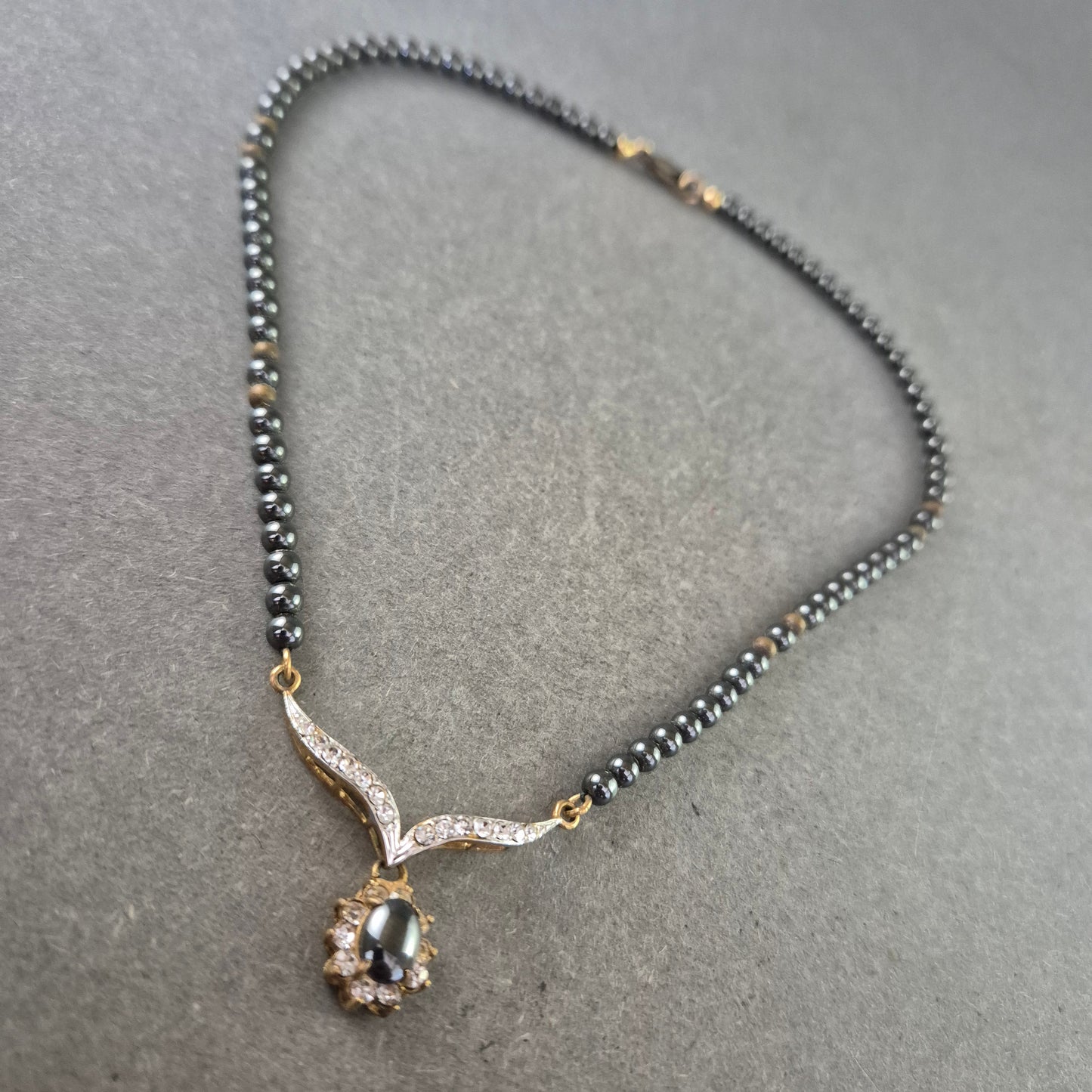 Elegante Hämatit Halskette mit Zirkonia-Anhänger – Goldakzente & Glanz