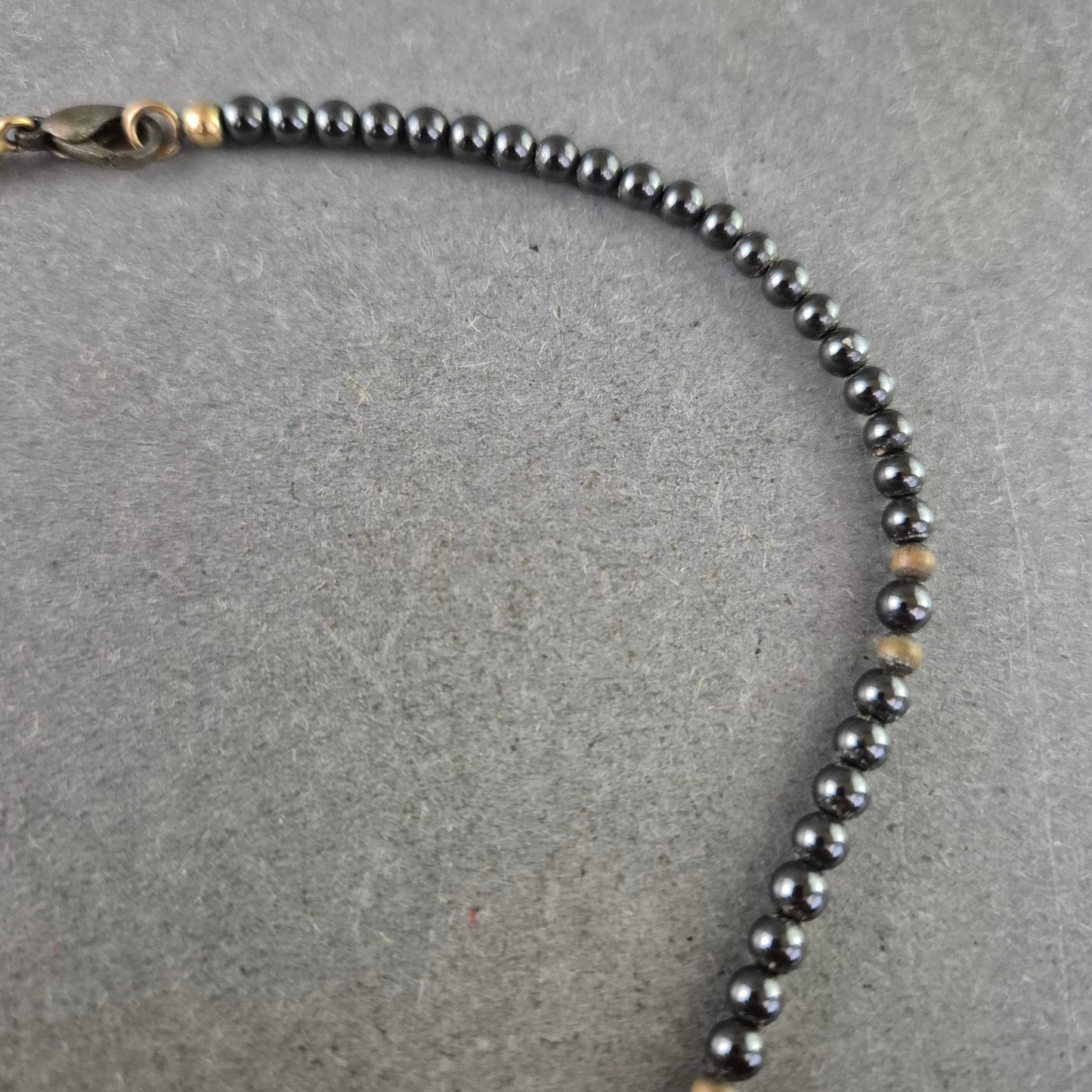 Elegante Hämatit Halskette mit Zirkonia-Anhänger – Goldakzente & Glanz