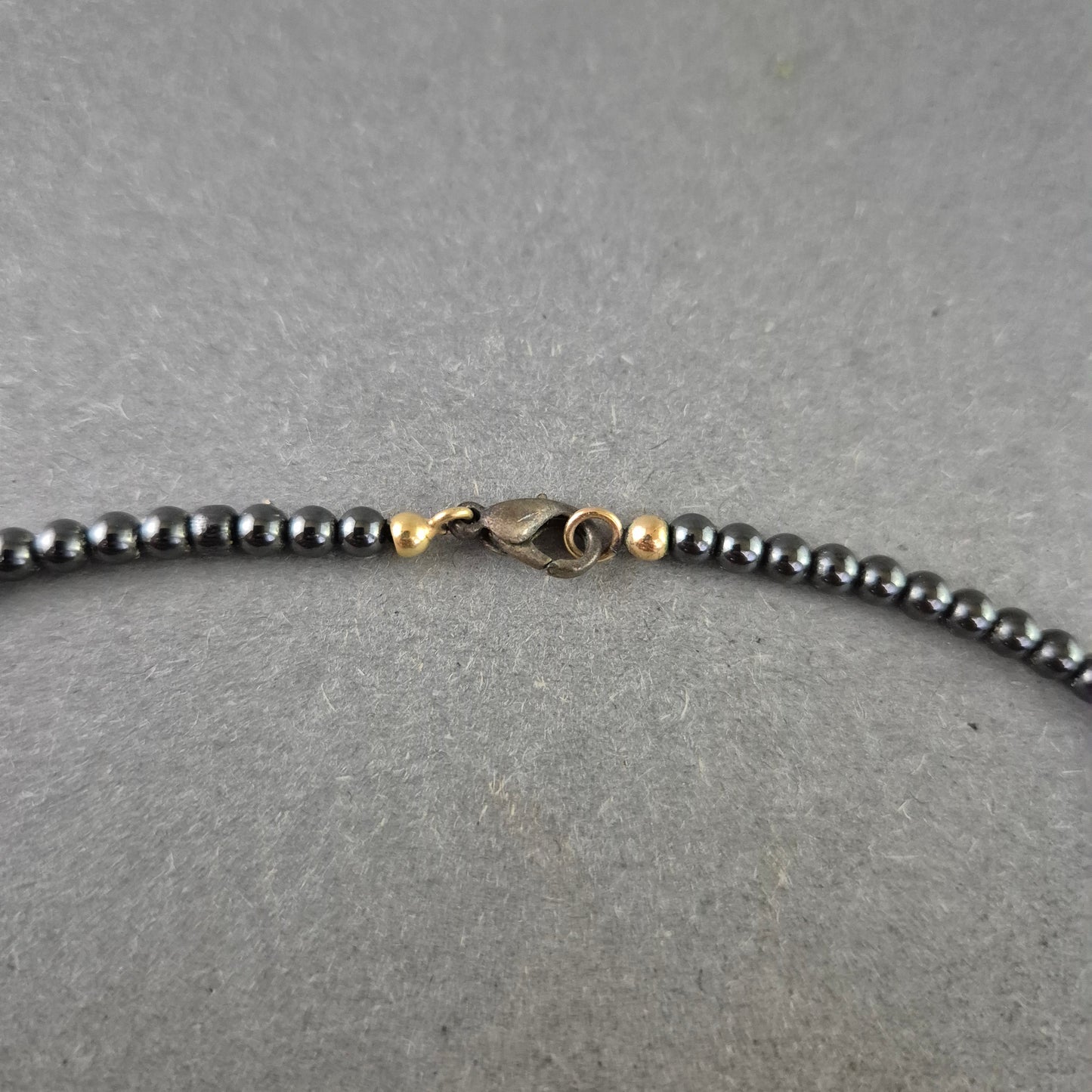 Elegante Hämatit Halskette mit Zirkonia-Anhänger – Goldakzente & Glanz
