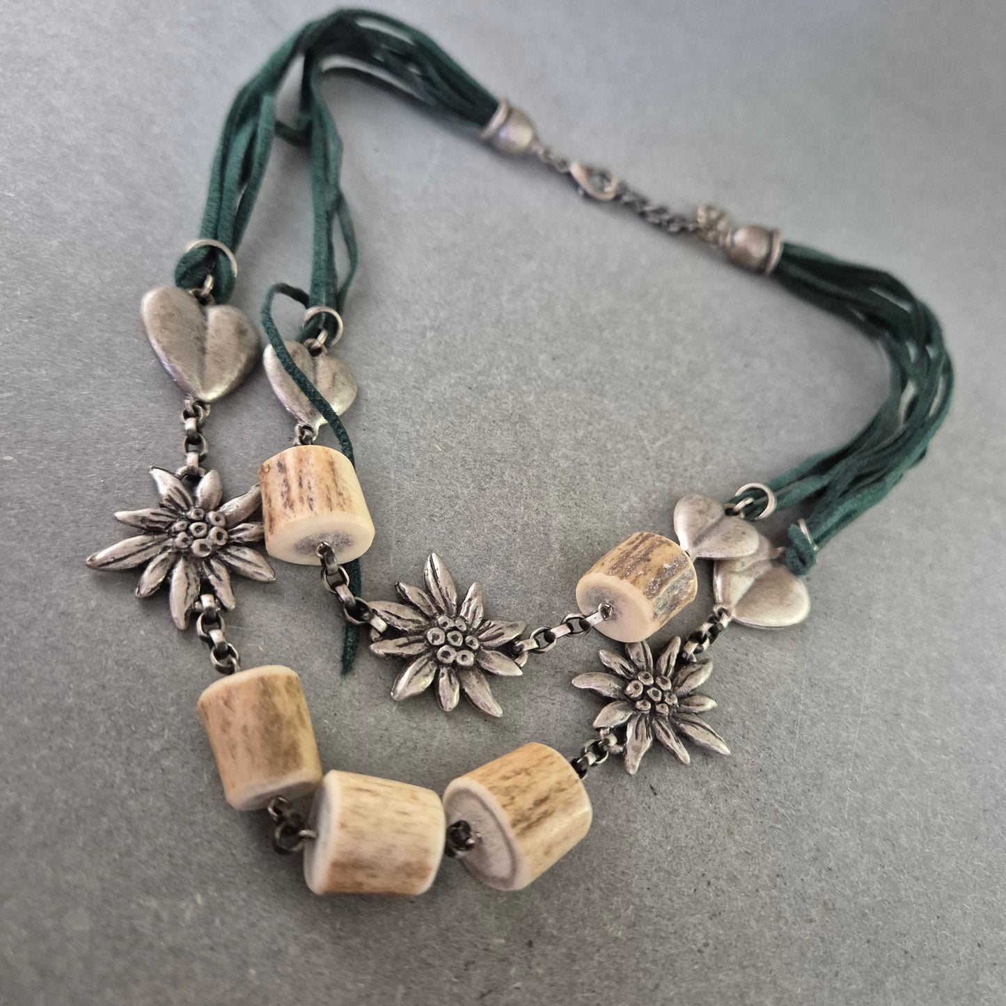 Alpenländische Trachten Halskette – Hirschhorn & Edelweiß Akzente