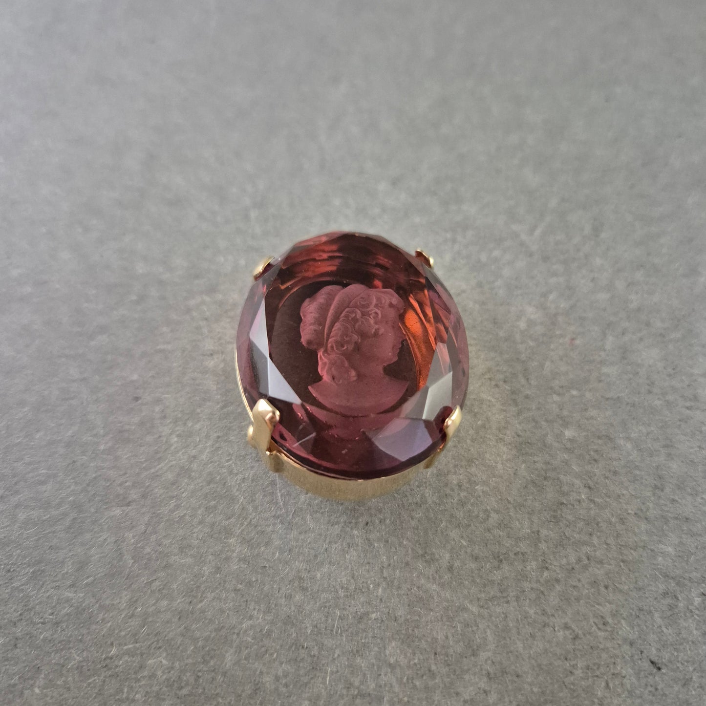 Vintage Brosche mit Gravurprofil – Facettierter Glasstein in Lila