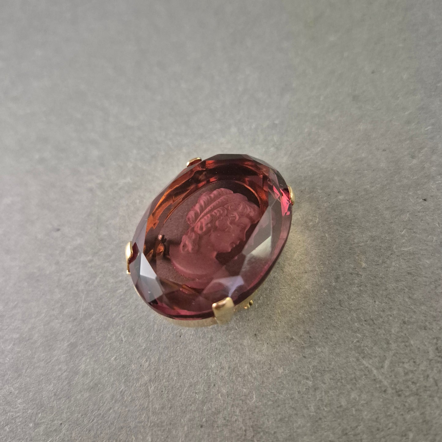 Vintage Brosche mit Gravurprofil – Facettierter Glasstein in Lila