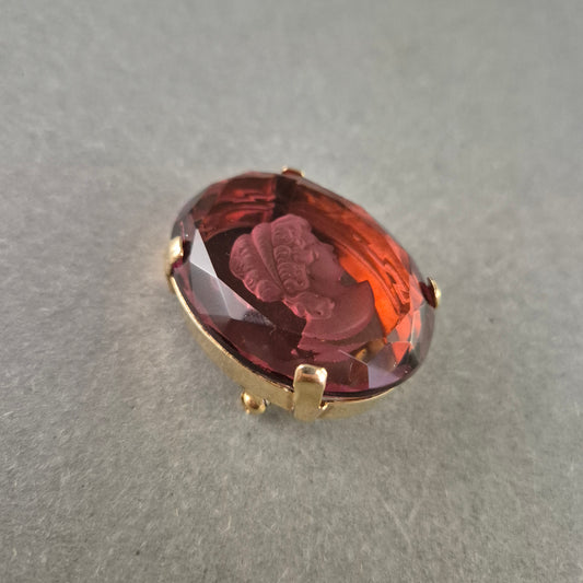 Vintage Brosche mit Gravurprofil – Facettierter Glasstein in Lila