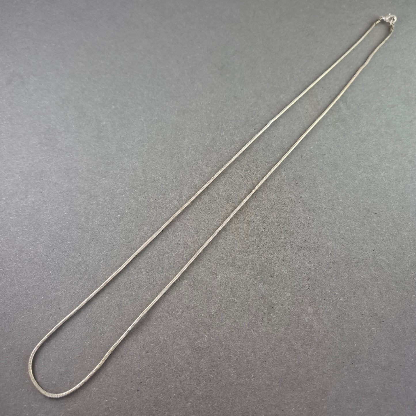 Schlichte Damen Halskette im Schlangendesign – Zeitlos und elegant