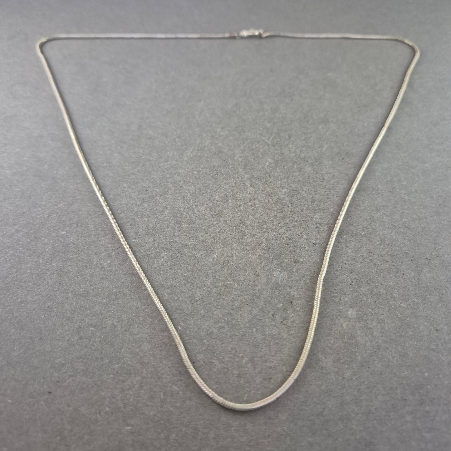 Schlichte Damen Halskette im Schlangendesign – Zeitlos und elegant