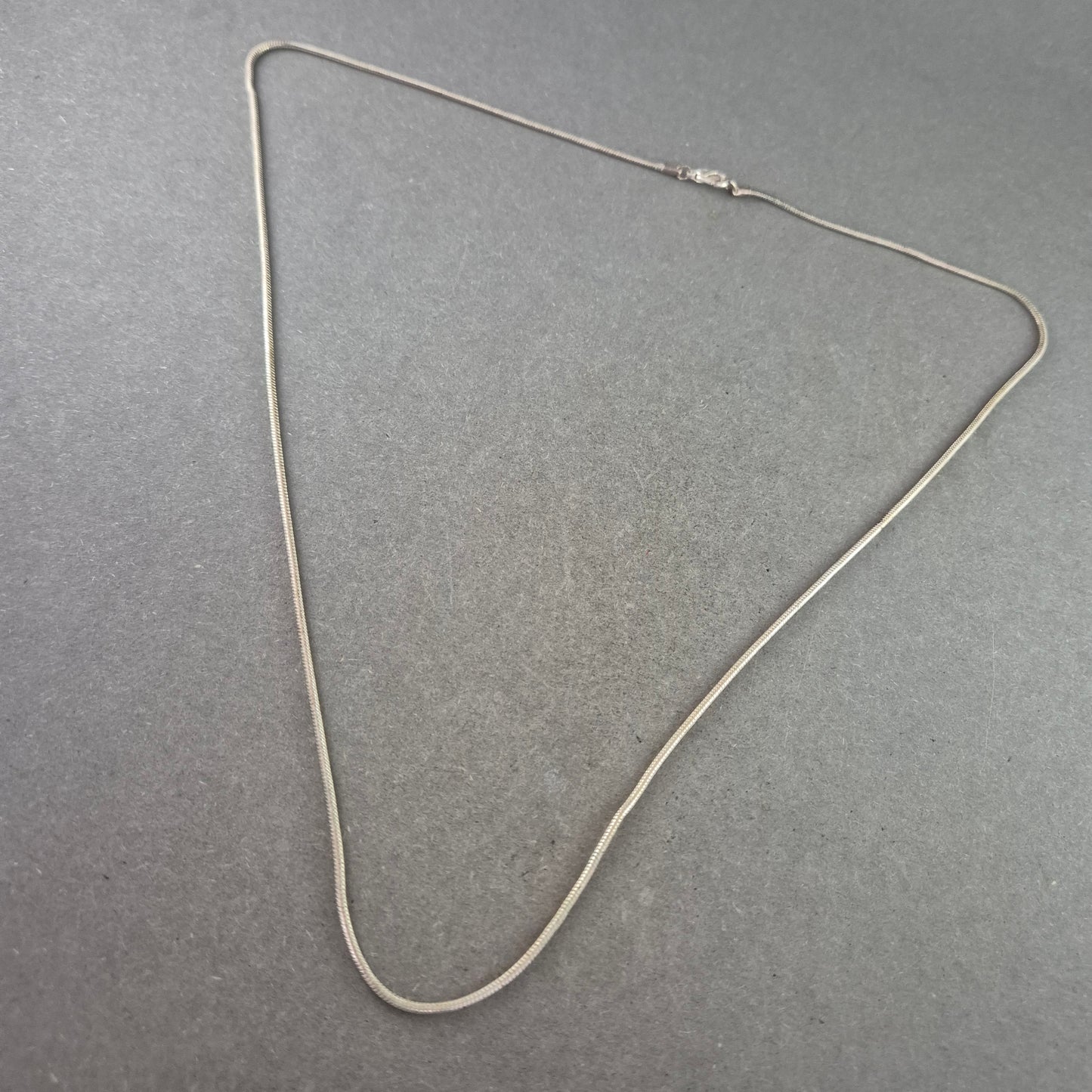 Schlichte Damen Halskette im Schlangendesign – Zeitlos und elegant