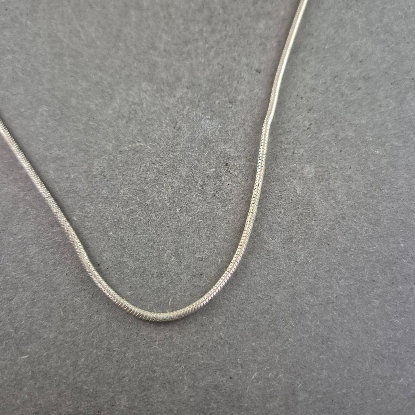 Schlichte Damen Halskette im Schlangendesign – Zeitlos und elegant