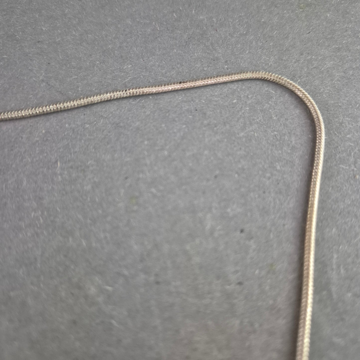 Schlichte Damen Halskette im Schlangendesign – Zeitlos und elegant