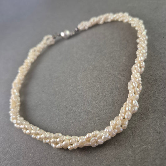 Elegante Trachten Kette mit Herz- und Edelweißanhängern – Alpenstil pur