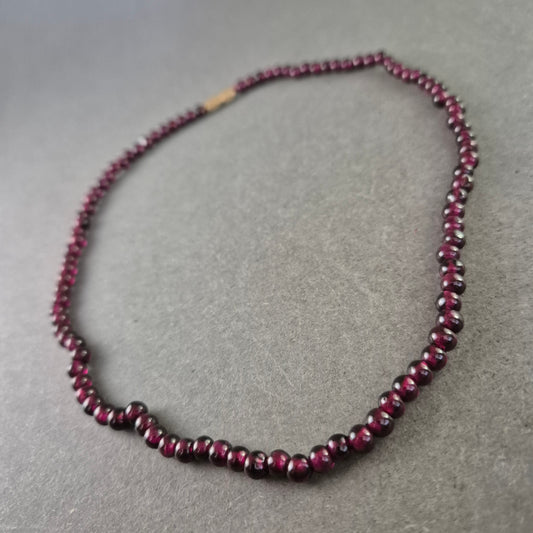 Elegante Granat Halskette – Klassisch und tiefrot