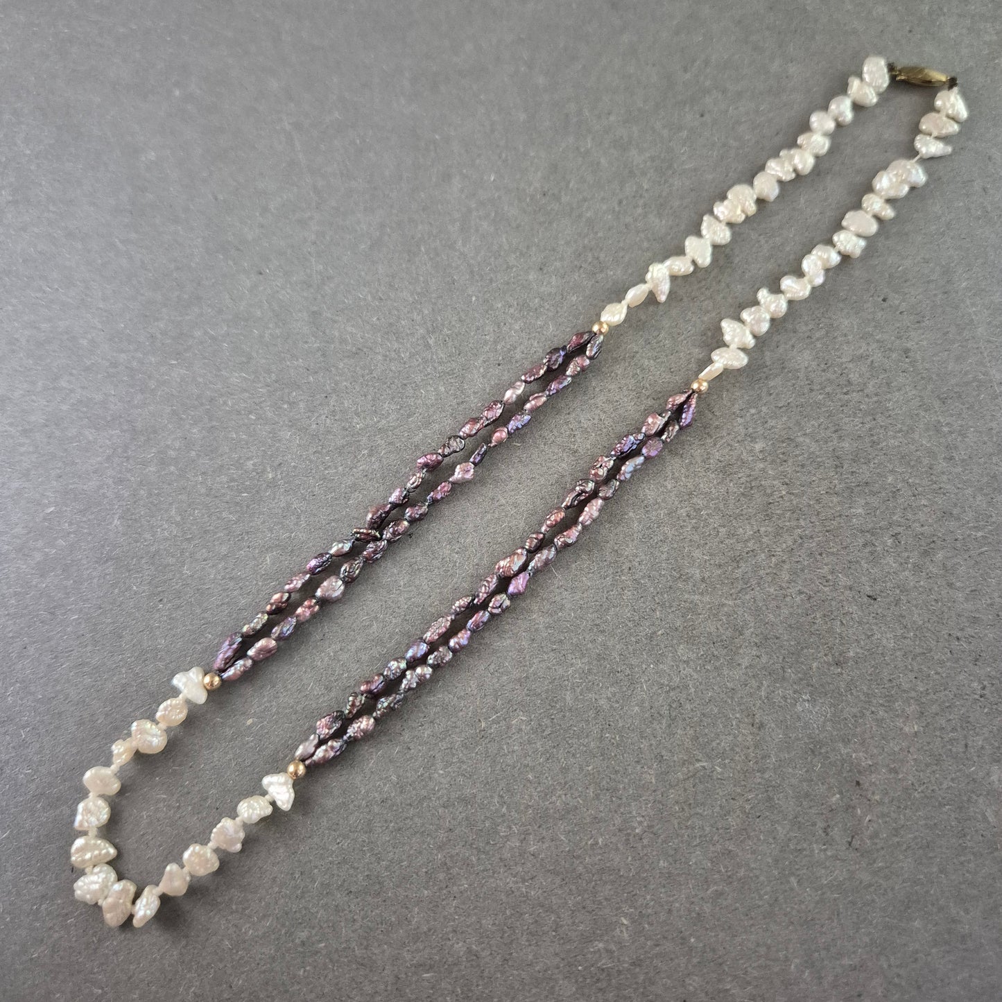 Elegante zweifarbige Perlen Kette – Stilvolle Kombination aus Creme und Violett