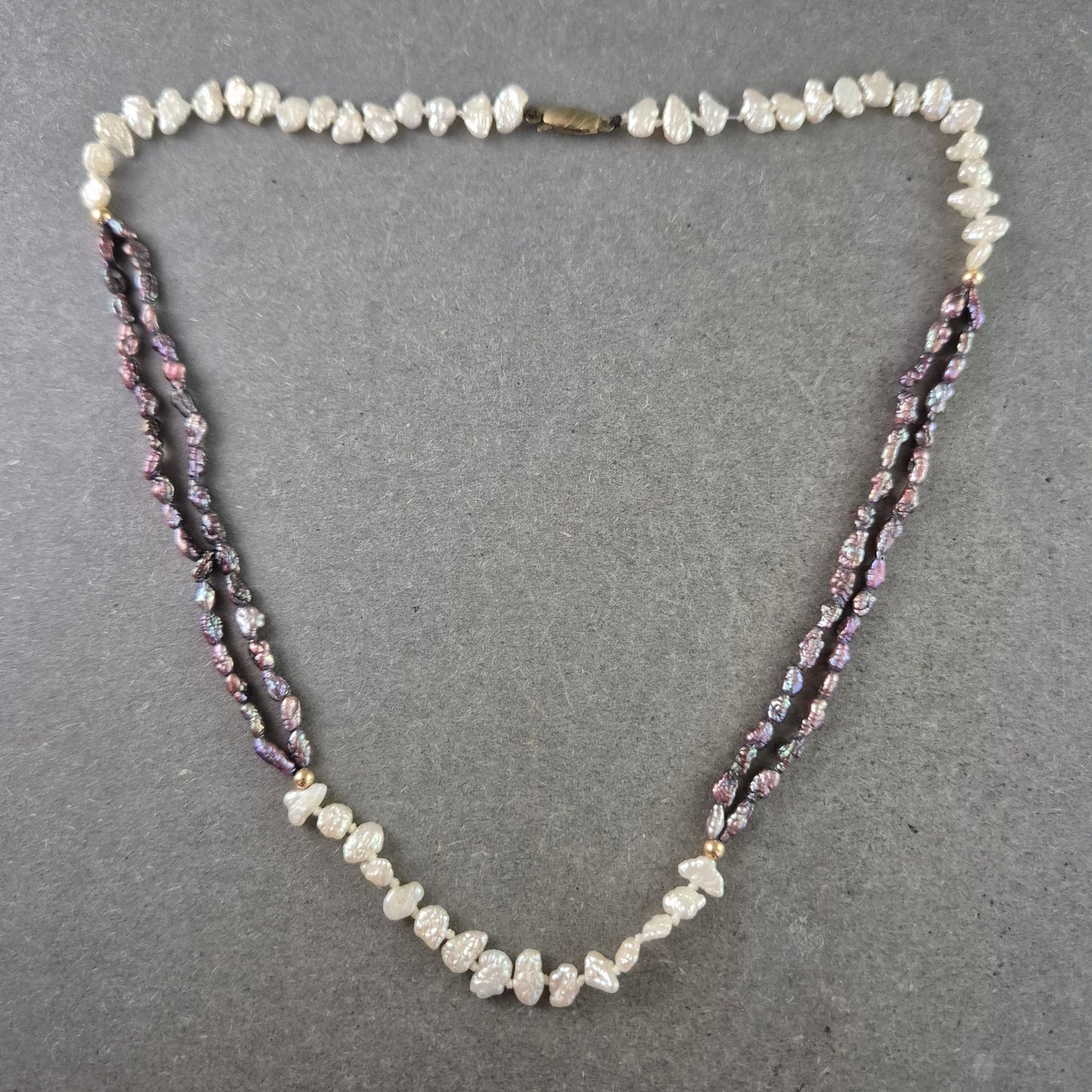 Elegante zweifarbige Perlen Kette – Stilvolle Kombination aus Creme und Violett