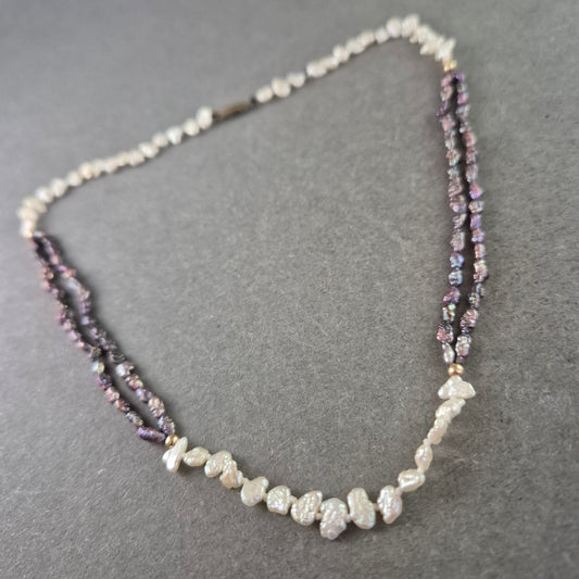 Elegante zweifarbige Perlen Kette – Stilvolle Kombination aus Creme und Violett