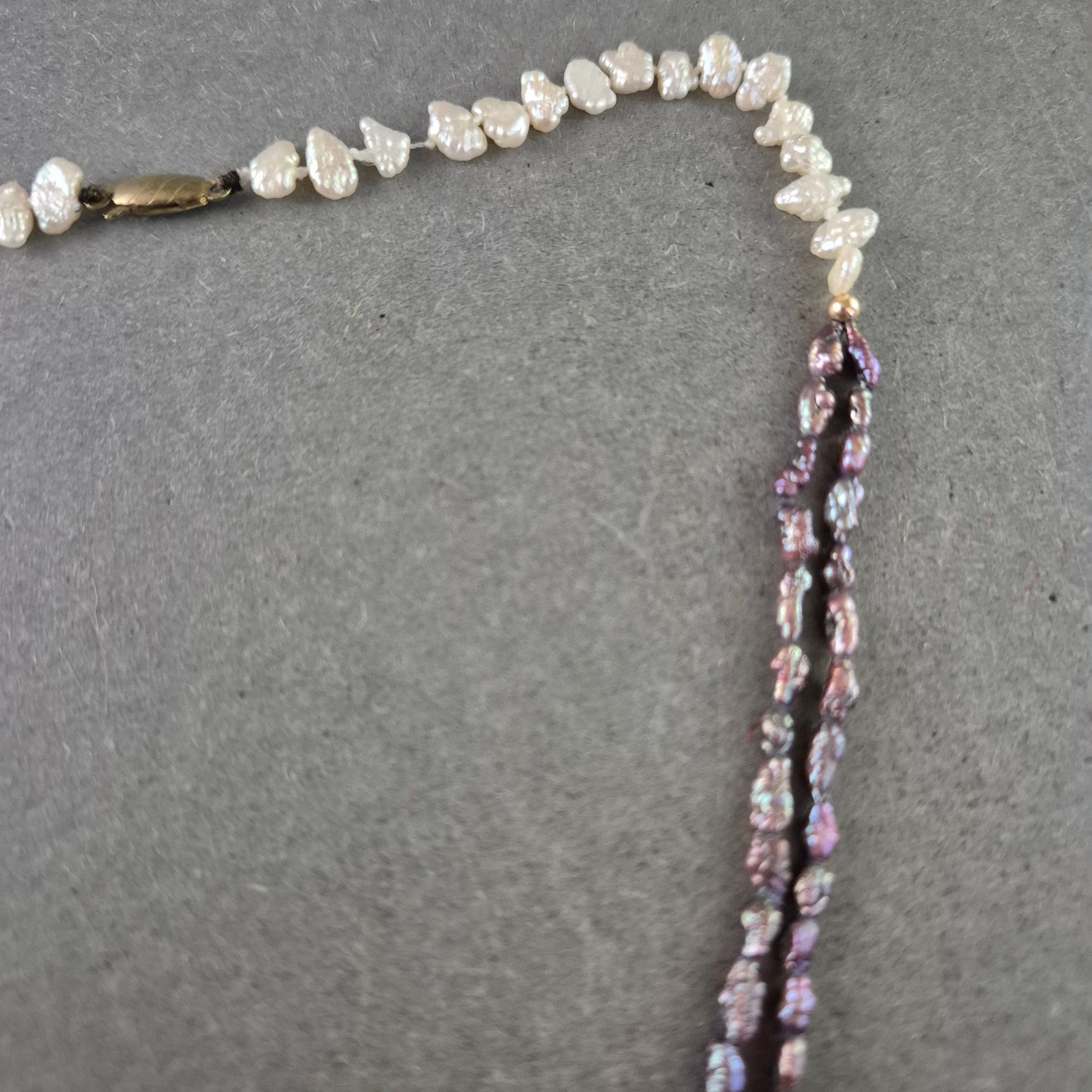 Elegante zweifarbige Perlen Kette – Stilvolle Kombination aus Creme und Violett