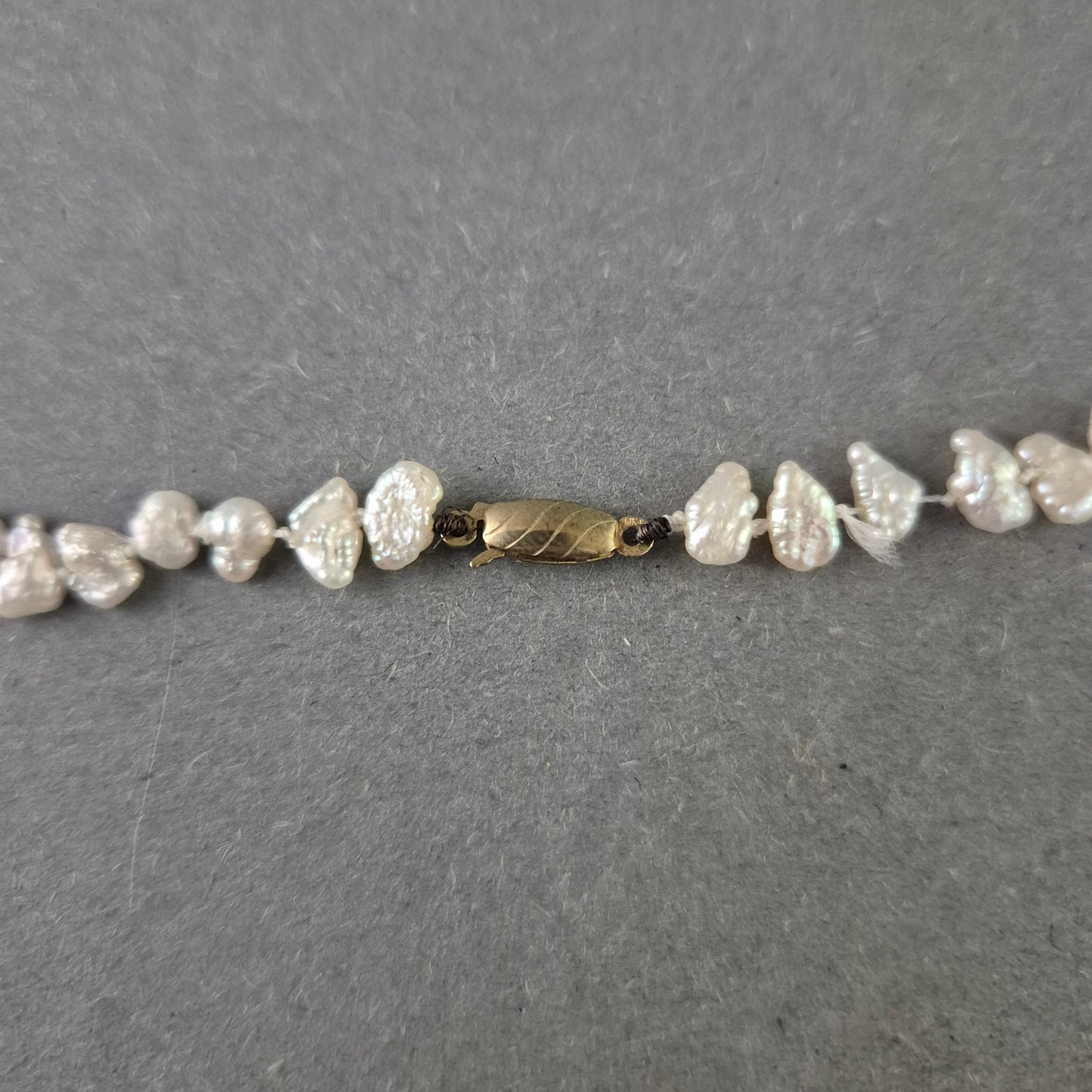 Elegante zweifarbige Perlen Kette – Stilvolle Kombination aus Creme und Violett