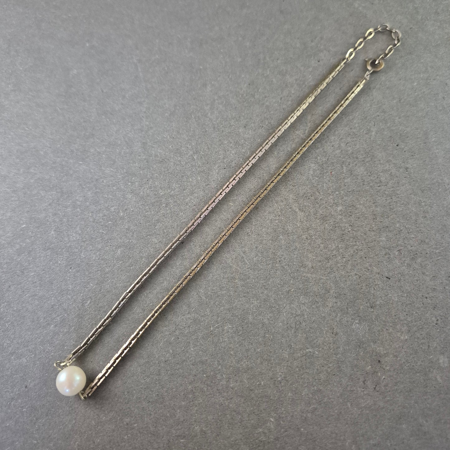 Schlichte Halskette mit Perle – Klassisch und elegant