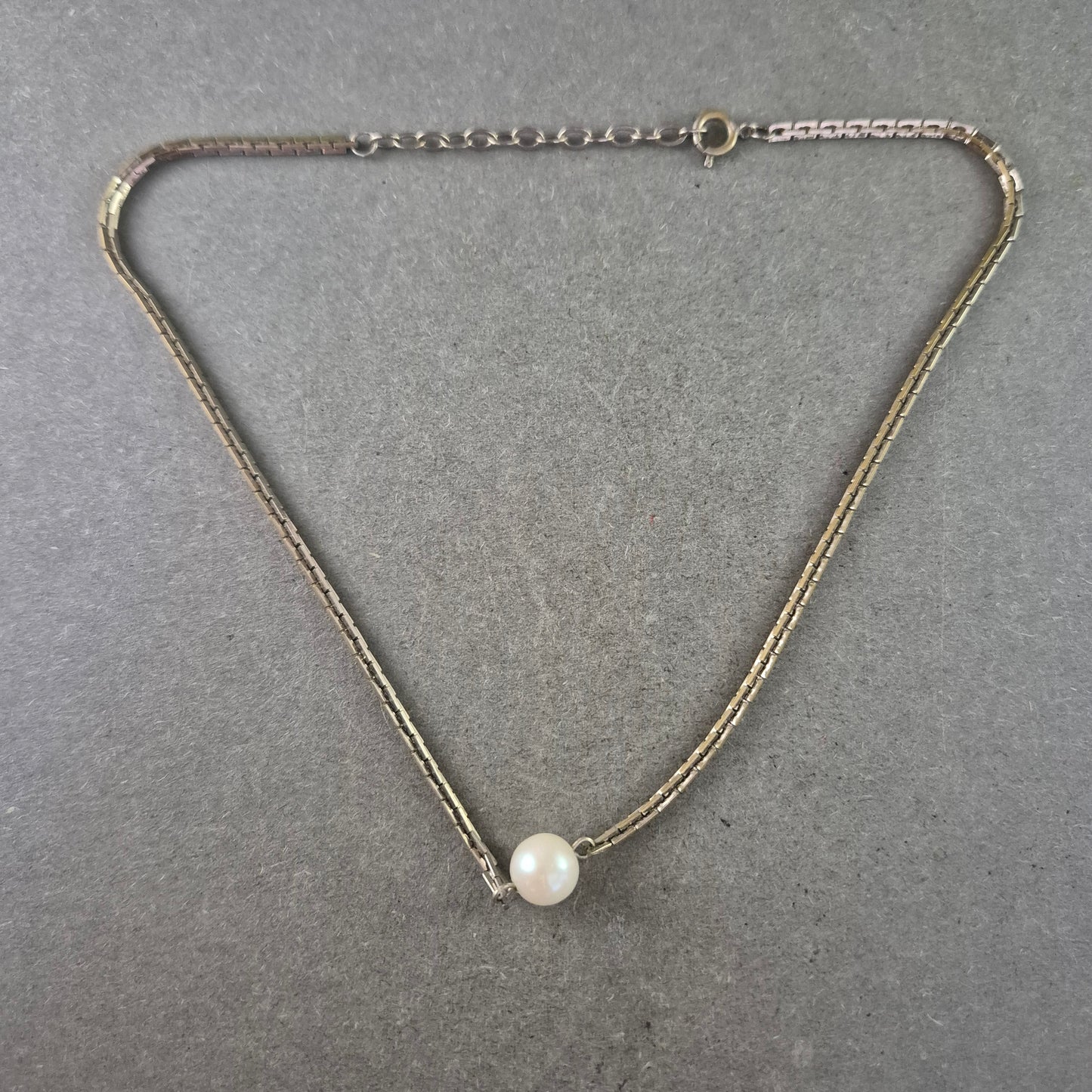 Schlichte Halskette mit Perle – Klassisch und elegant