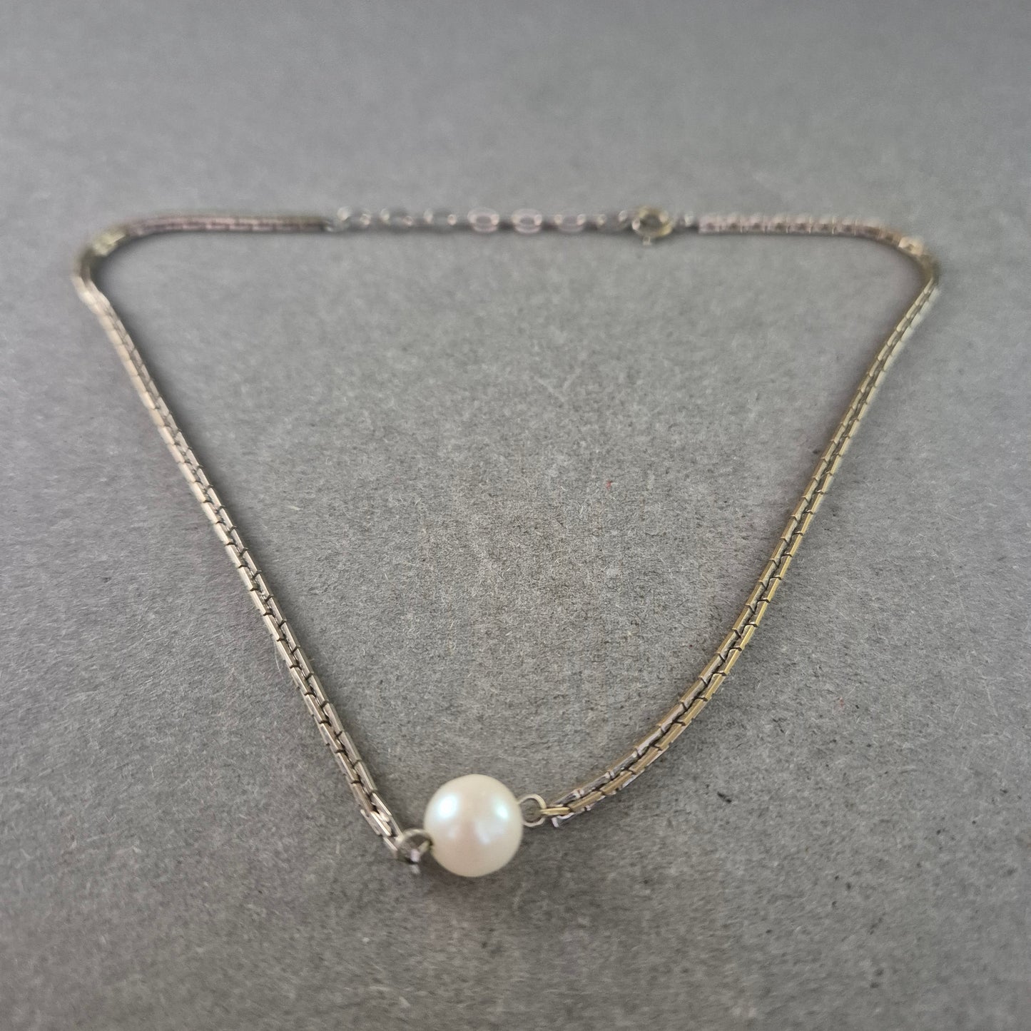 Schlichte Halskette mit Perle – Klassisch und elegant