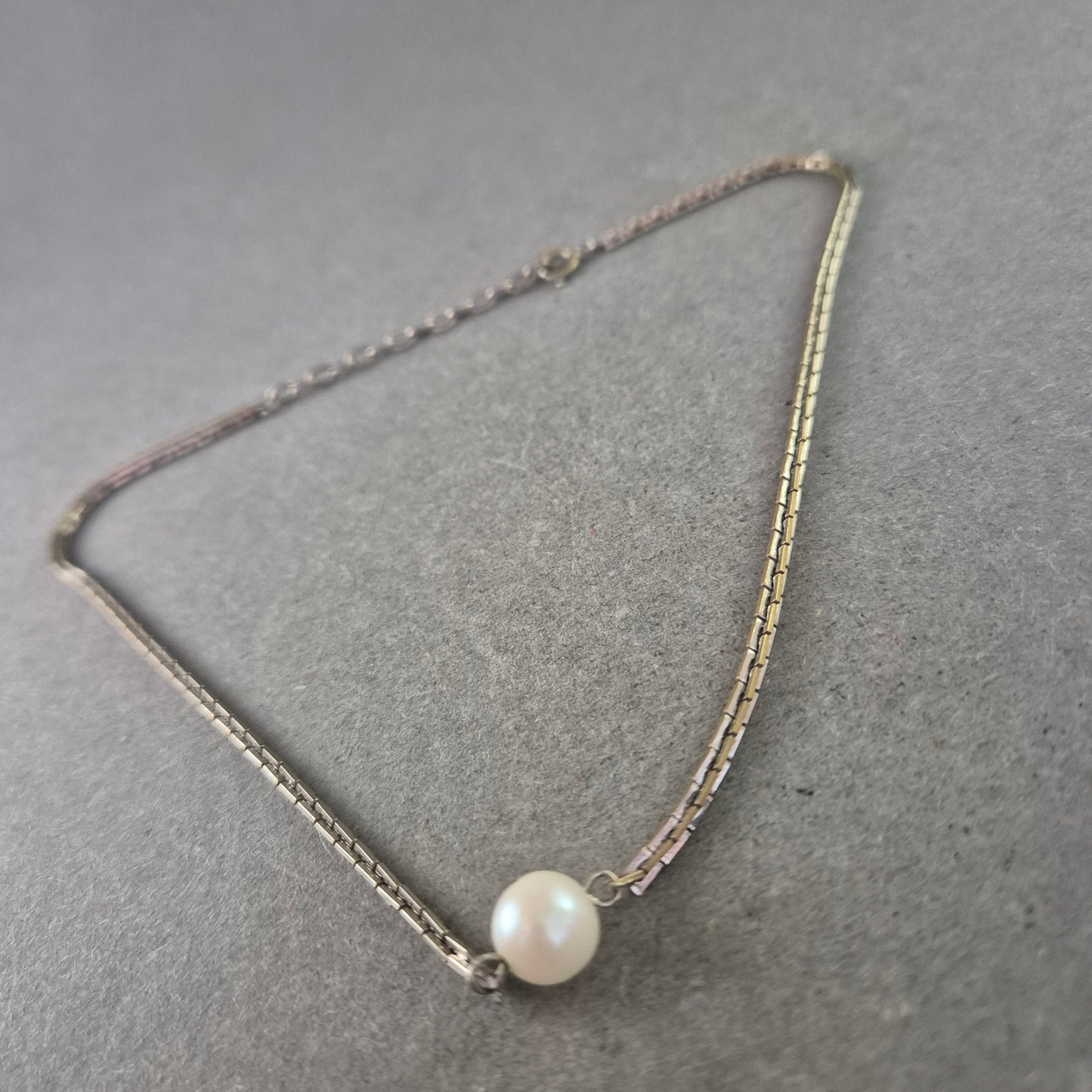 Schlichte Halskette mit Perle – Klassisch und elegant