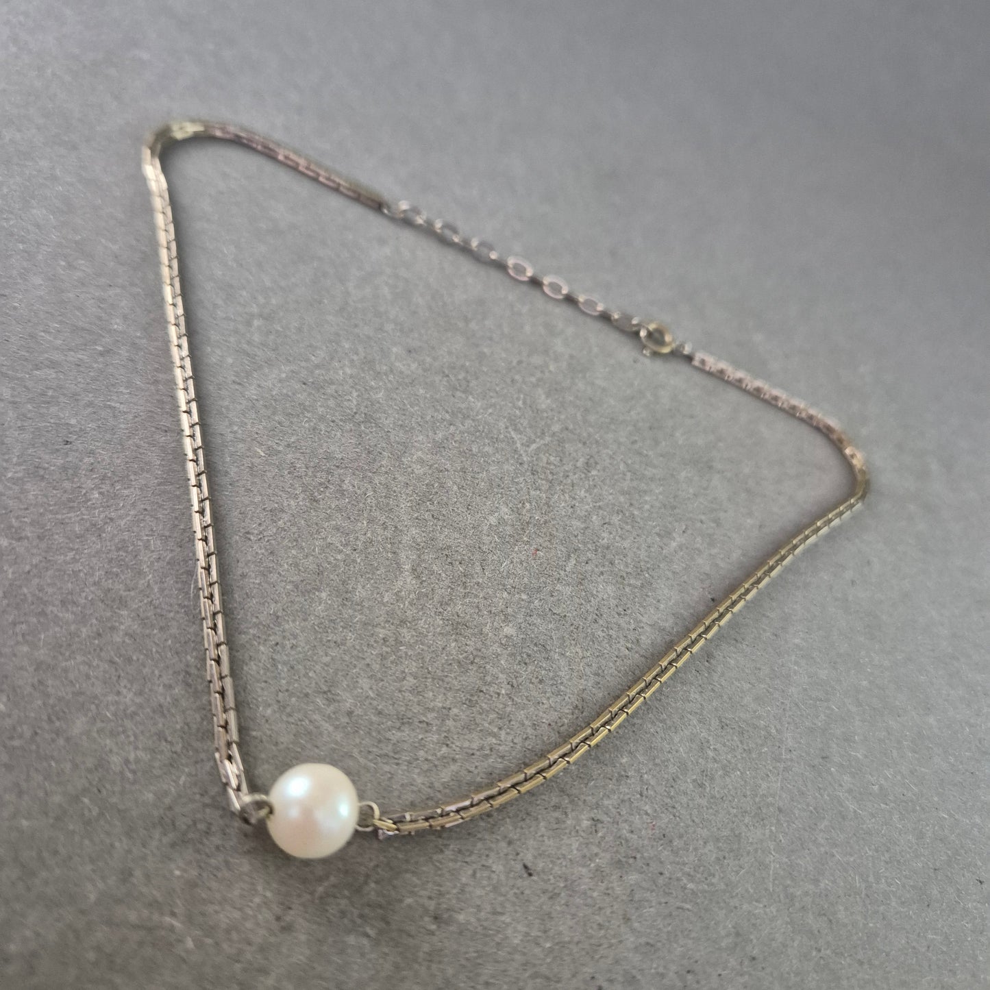 Schlichte Halskette mit Perle – Klassisch und elegant