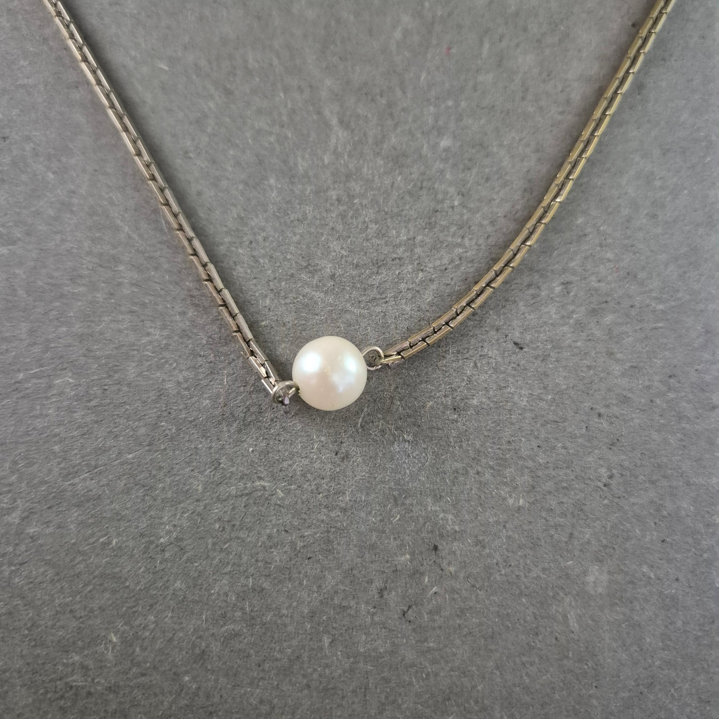 Schlichte Halskette mit Perle – Klassisch und elegant