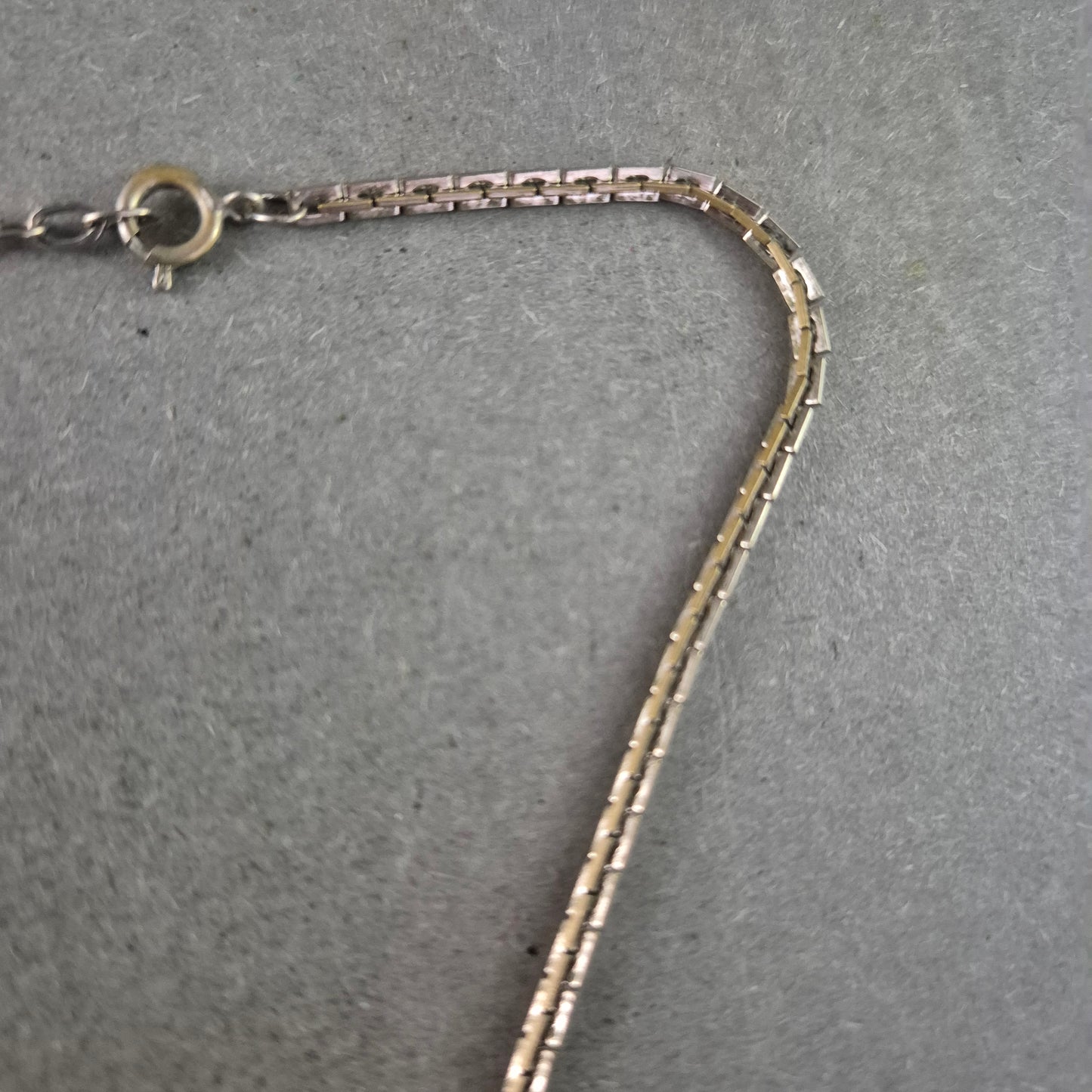 Schlichte Halskette mit Perle – Klassisch und elegant