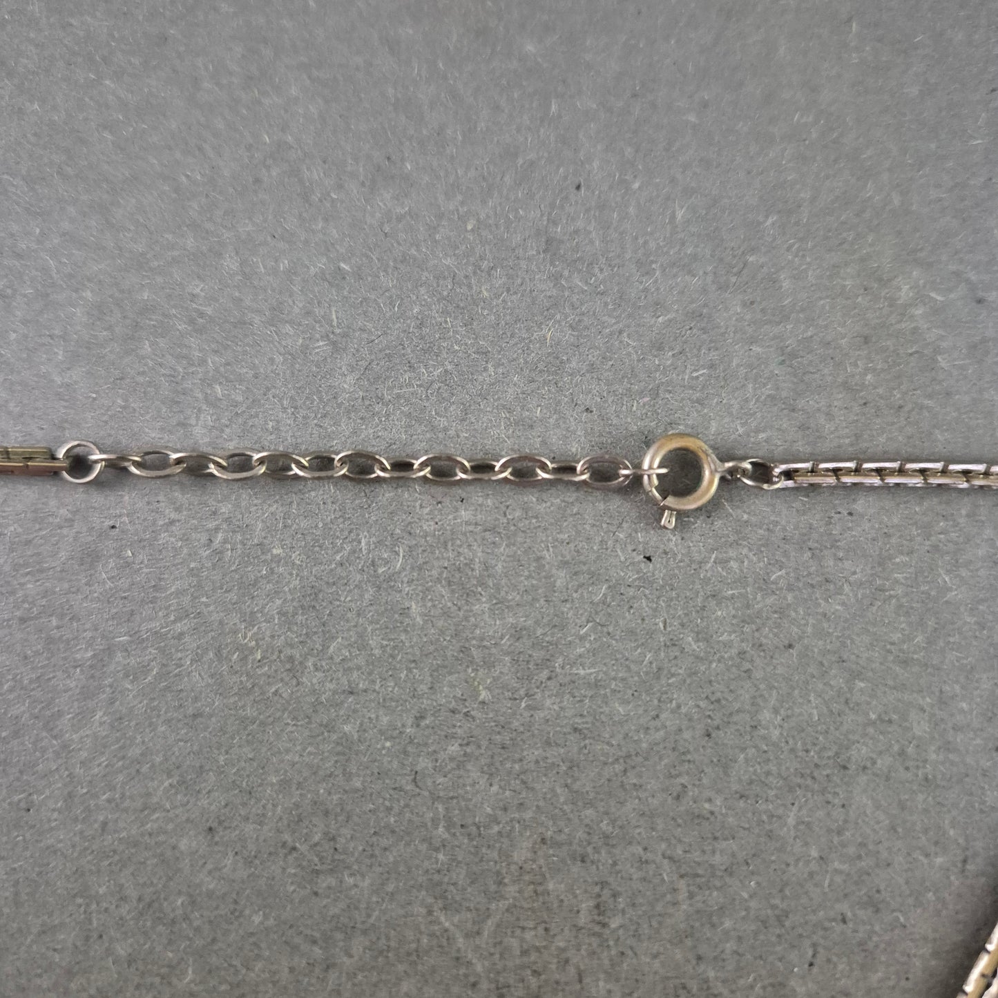 Schlichte Halskette mit Perle – Klassisch und elegant