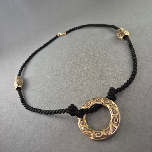 Vintage Halskette mit Gravur-Anhänger – Ethno-Style trifft Eleganz