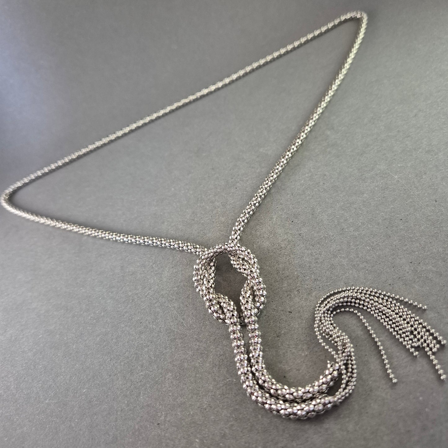 Elegante Statement Kette mit Knotenoptik – Silberfarbenes Design