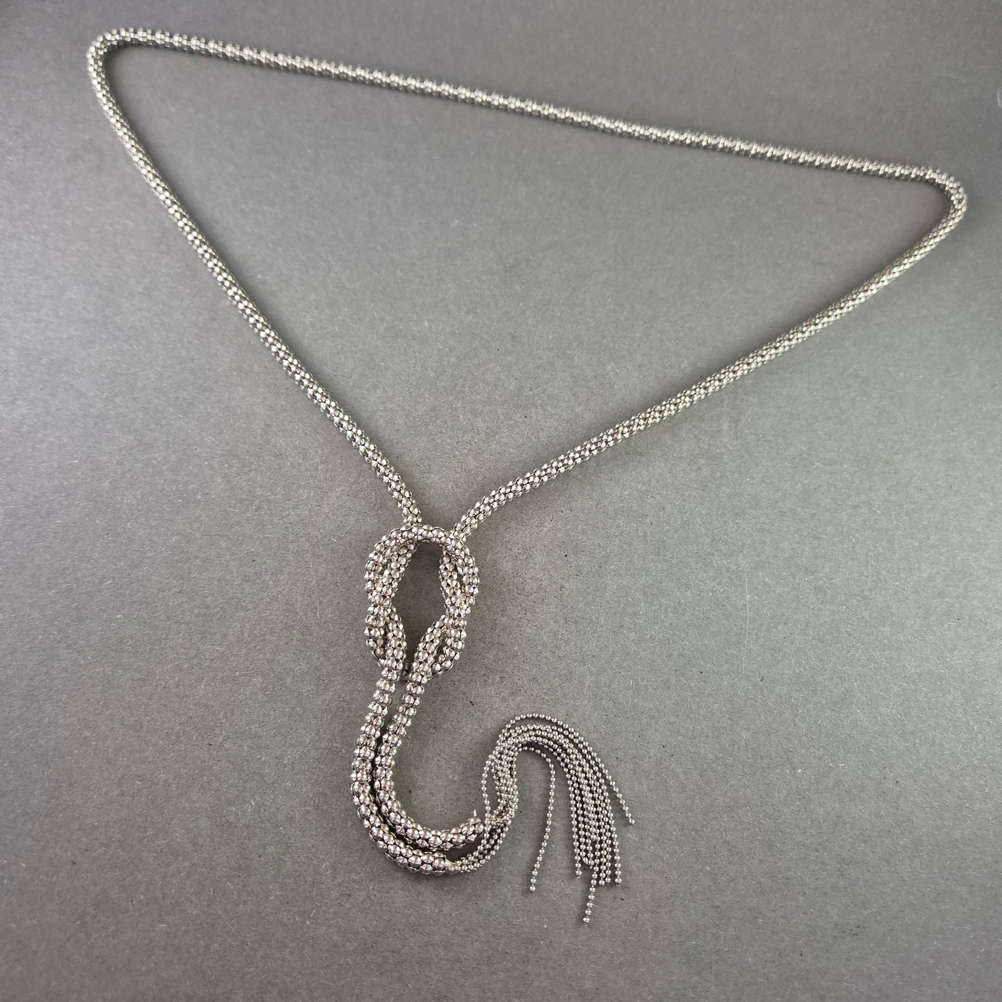 Elegante Statement Kette mit Knotenoptik – Silberfarbenes Design