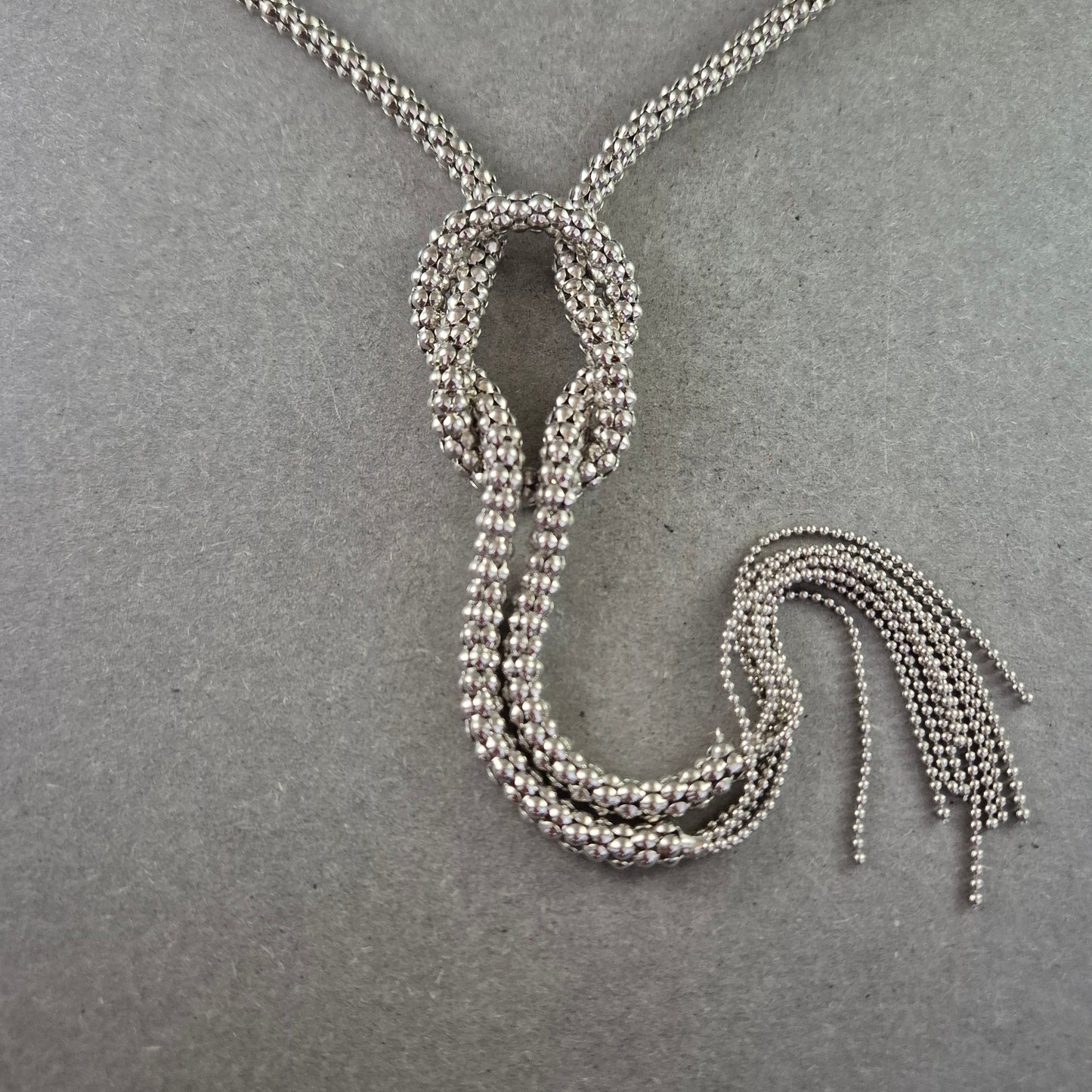 Elegante Statement Kette mit Knotenoptik – Silberfarbenes Design