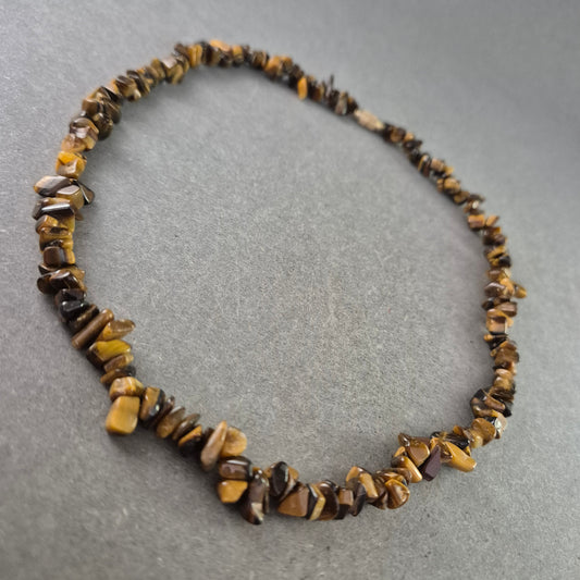 Halskette mit Tigerauge-Splittern – Natursteinoptik im Vintage-Stil