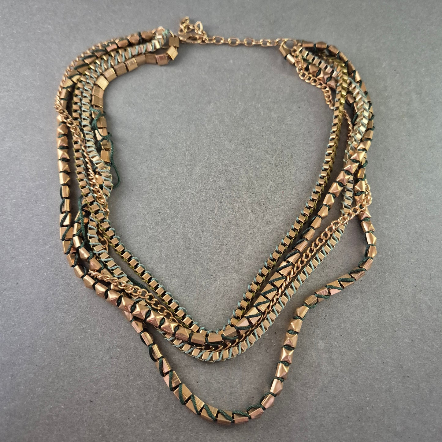 Statement Halskette in Goldoptik – Mehrreihiges Design für einen starken Look