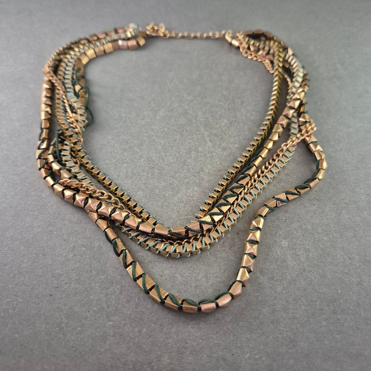 Statement Halskette in Goldoptik – Mehrreihiges Design für einen starken Look