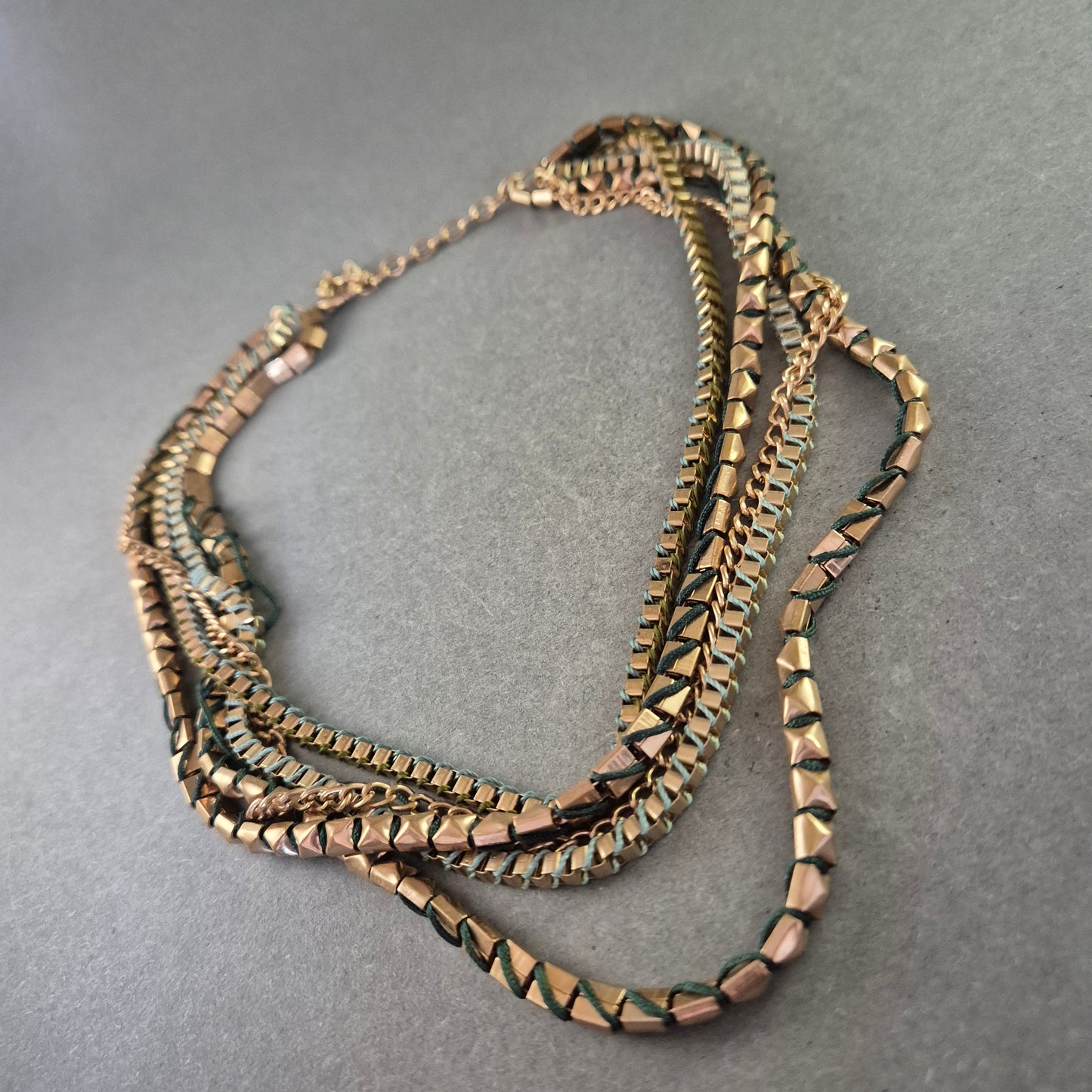 Statement Halskette in Goldoptik – Mehrreihiges Design für einen starken Look