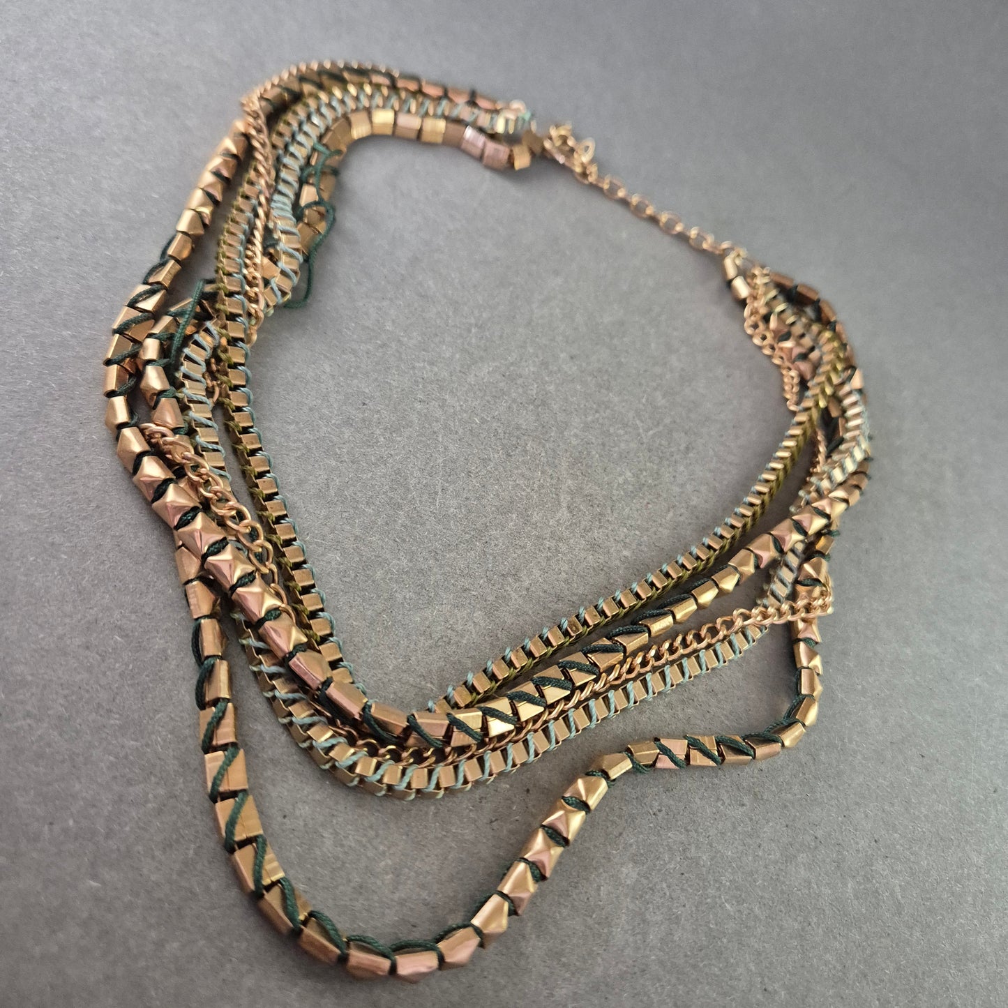 Statement Halskette in Goldoptik – Mehrreihiges Design für einen starken Look