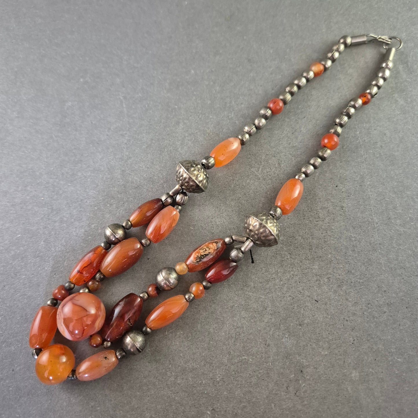 Ethno Halskette mit Karneol und Metallperlen – Ausdrucksstarke Farbtöne