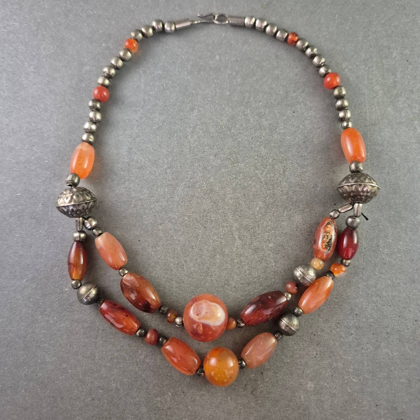 Ethno Halskette mit Karneol und Metallperlen – Ausdrucksstarke Farbtöne