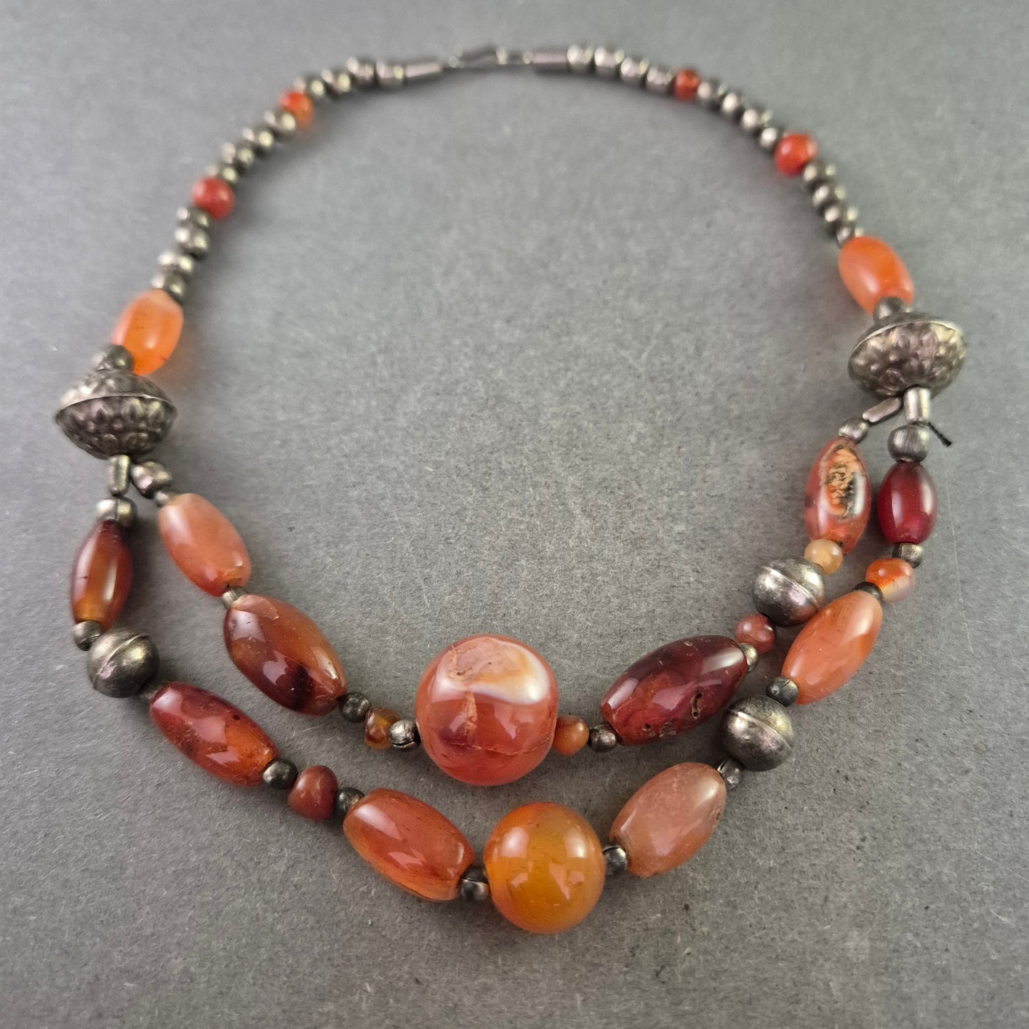 Ethno Halskette mit Karneol und Metallperlen – Ausdrucksstarke Farbtöne