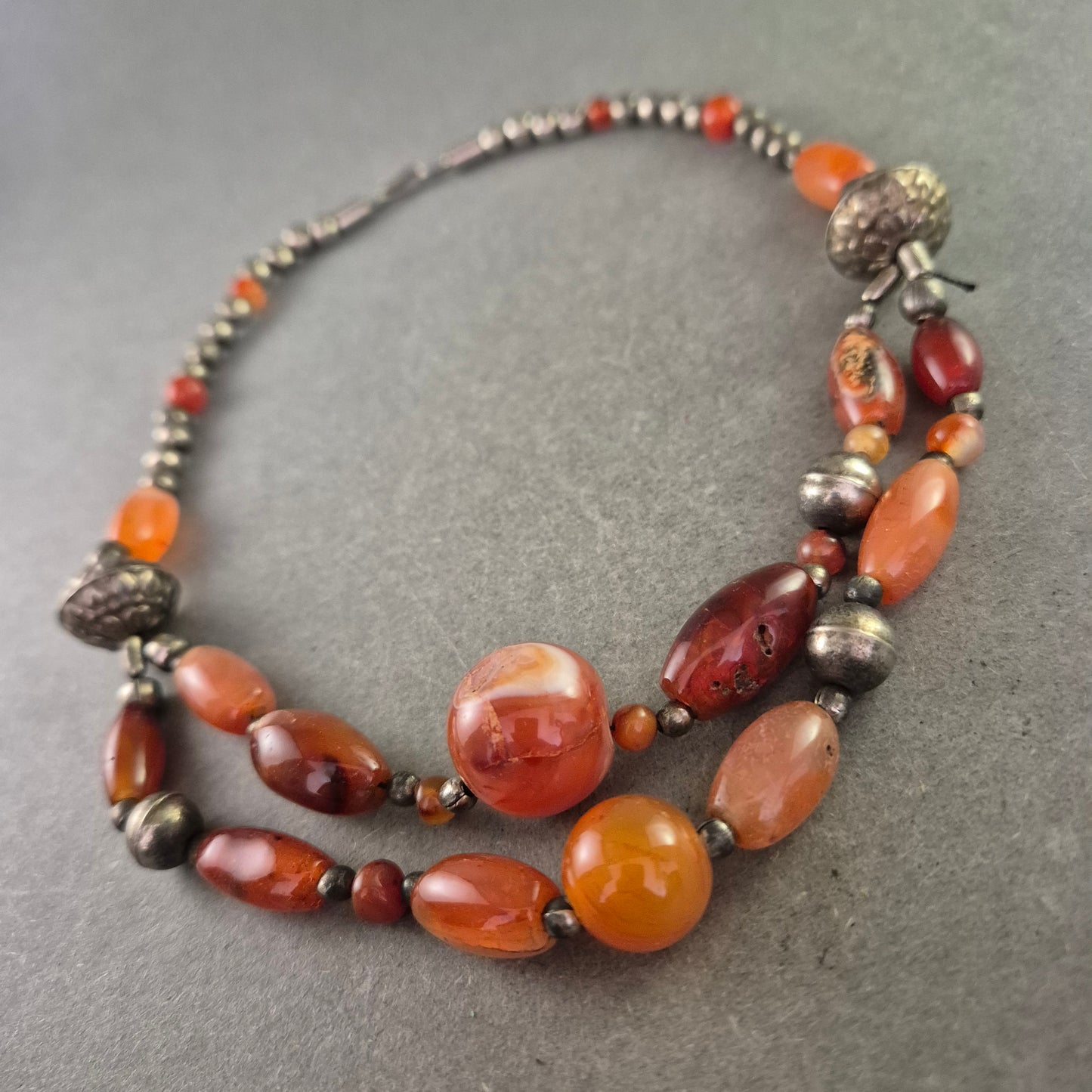 Ethno Halskette mit Karneol und Metallperlen – Ausdrucksstarke Farbtöne