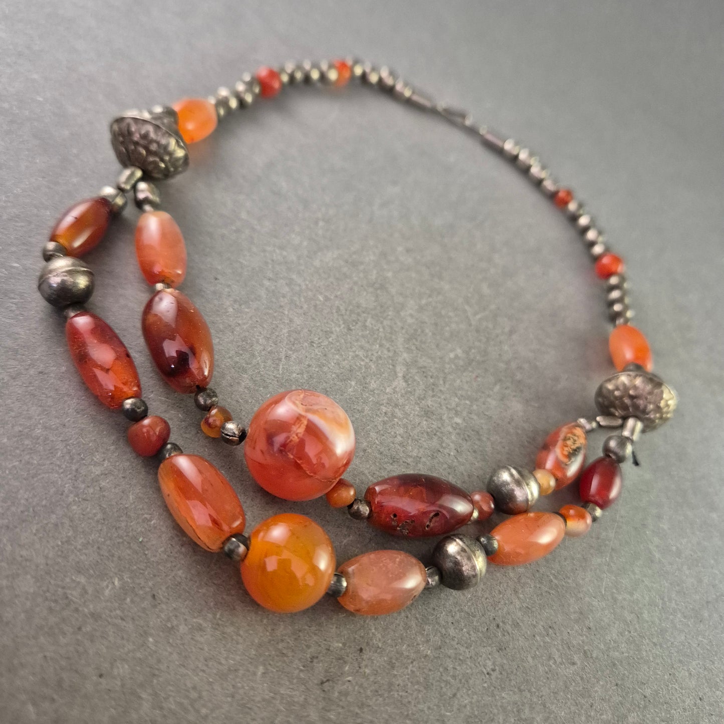 Ethno Halskette mit Karneol und Metallperlen – Ausdrucksstarke Farbtöne